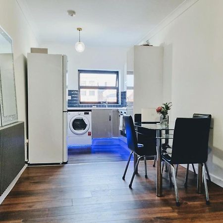 Beautiful Modern Apartment On Wick Lane 런던 외부 사진