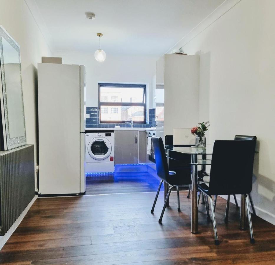 Beautiful Modern Apartment On Wick Lane 런던 외부 사진