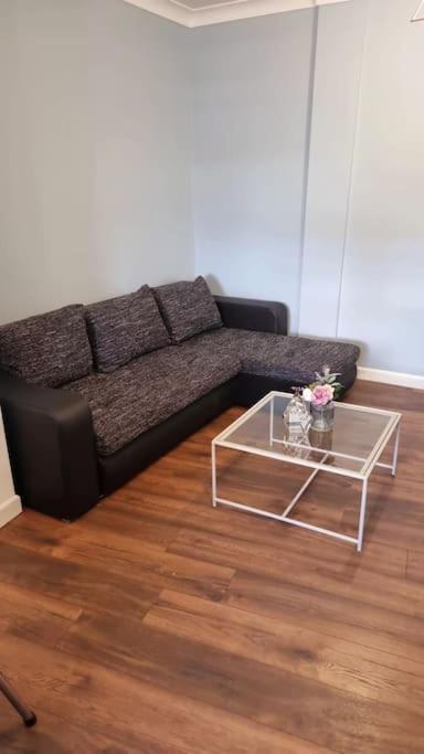 Beautiful Modern Apartment On Wick Lane 런던 외부 사진