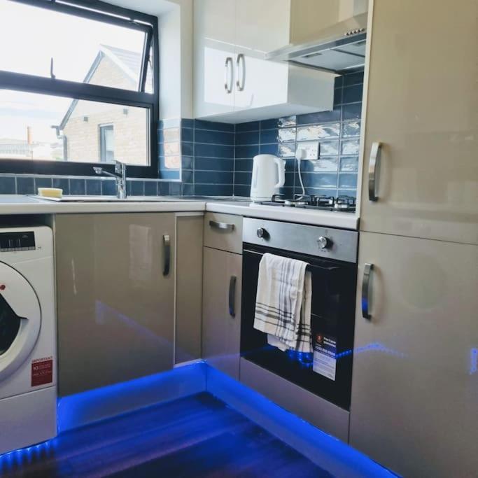 Beautiful Modern Apartment On Wick Lane 런던 외부 사진
