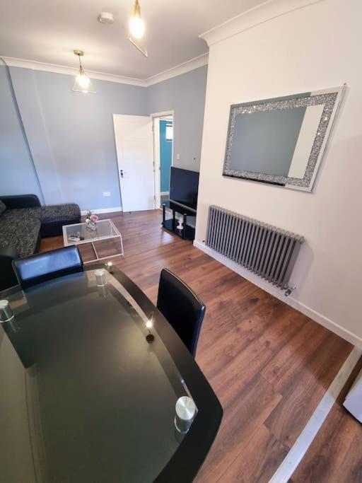 Beautiful Modern Apartment On Wick Lane 런던 외부 사진